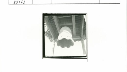 传统建筑木框架悬挂大钟.jpg