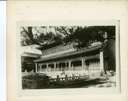 传统建筑木瓦屋顶栏杆树木.jpg