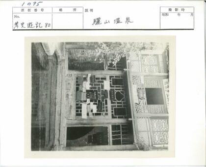 传统建筑木窗与绿树景观.jpg