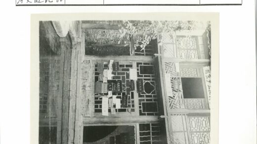 传统建筑木窗与绿树景观.jpg