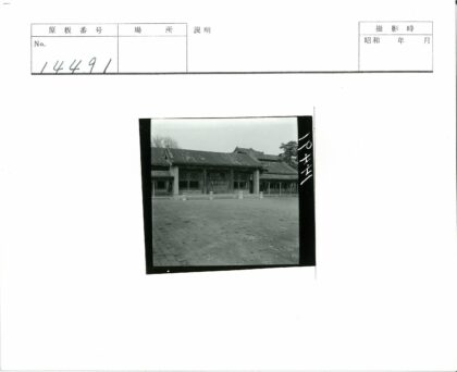 传统建筑木窗瓦顶石院.jpg