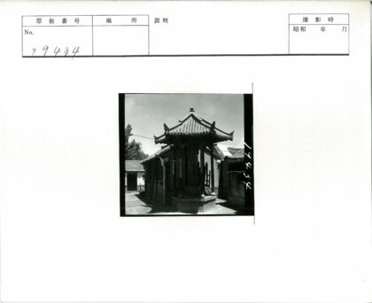 传统建筑木结构与华丽瓦顶.jpg