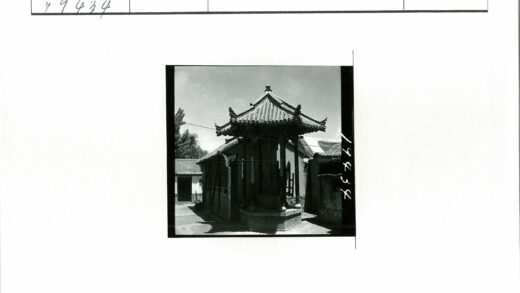 传统建筑木结构与华丽瓦顶.jpg