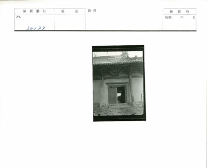 传统建筑木门入口与瓦顶景观.jpg