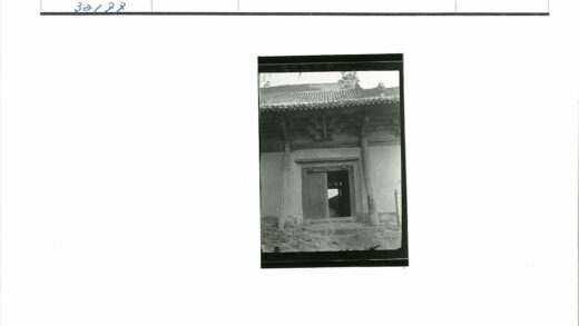 传统建筑木门入口与瓦顶景观.jpg