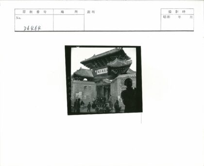 传统建筑木门入口人群聚集.jpg