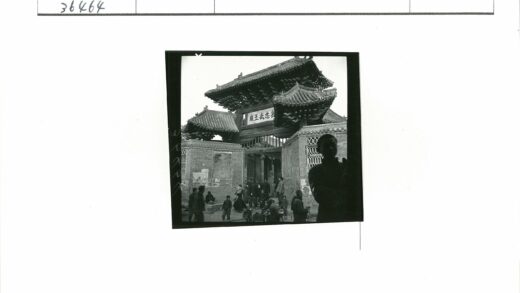 传统建筑木门入口人群聚集.jpg