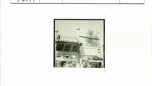 传统建筑木门瓦顶柱景.jpg