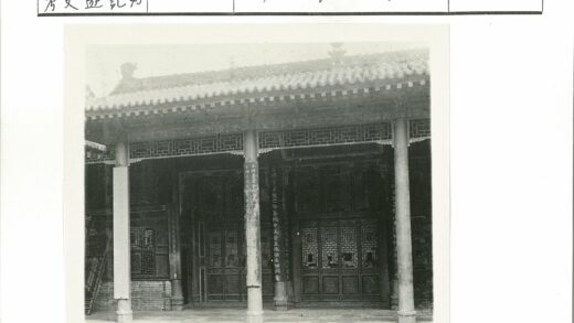 传统建筑木门瓦顶风貌.jpg