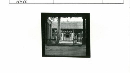 传统建筑木门窗户瓷砖屋顶.jpg