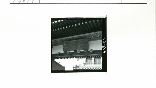 传统建筑木雕与屋顶装饰细节.jpg