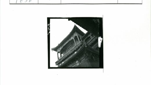 传统建筑木雕屋顶仰视.jpg