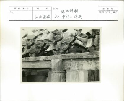 传统建筑木雕梁柱细节.jpg