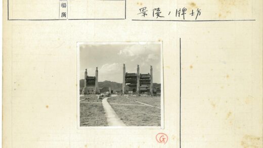 传统建筑柱式屋顶与山景.jpg