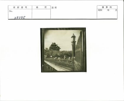 传统建筑桥梁与行人景观.jpg