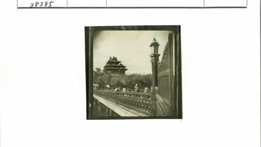 传统建筑桥梁与行人景观.jpg