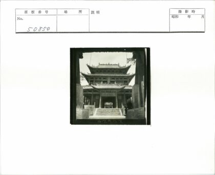 传统建筑楼梯旁坐人户外景.jpg