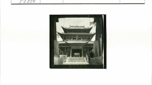 传统建筑楼梯旁坐人户外景.jpg