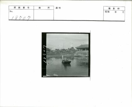 传统建筑水乡泛舟图.jpg
