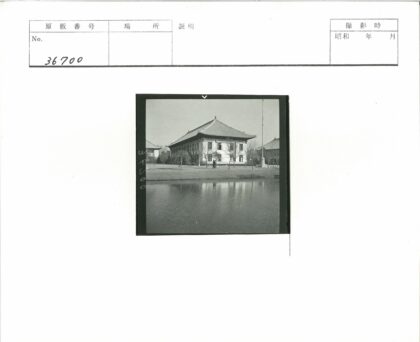 传统建筑池塘秋景行人旗杆.jpg