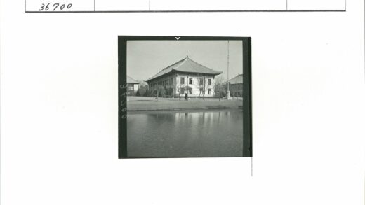 传统建筑池塘秋景行人旗杆.jpg