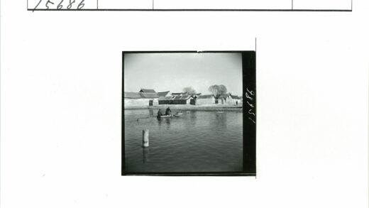 传统建筑河流划船风景.jpg