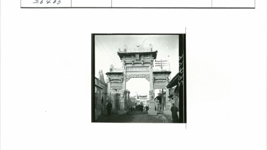 传统建筑狮子雕刻拱门街景.jpg