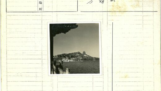 传统建筑环绕的宁静湖景.jpg