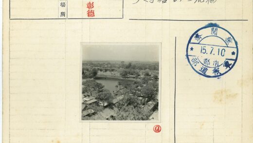 传统建筑环绕的树林池塘景观.jpg