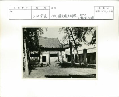传统建筑瓦顶与石径.jpg