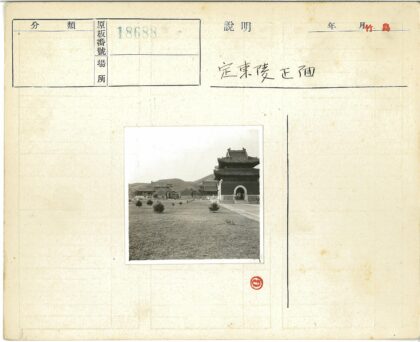 传统建筑瓦顶与石板路景观.jpg