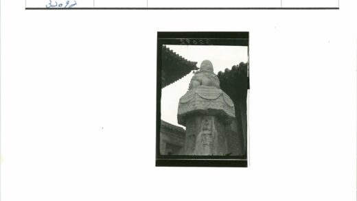 传统建筑瓦顶与精美石雕特写.jpg