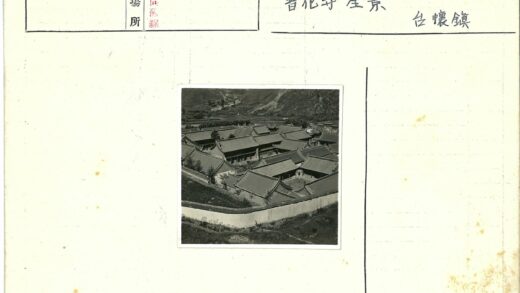 传统建筑瓦顶围墙山景.jpg