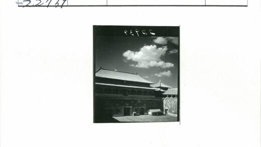 传统建筑瓦顶庭院云景.jpg