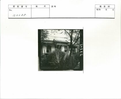传统建筑瓦顶拱窗绿树环绕.jpg