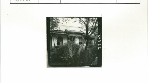 传统建筑瓦顶拱窗绿树环绕.jpg