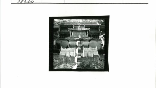 传统建筑瓦顶方柱楼梯景.jpg