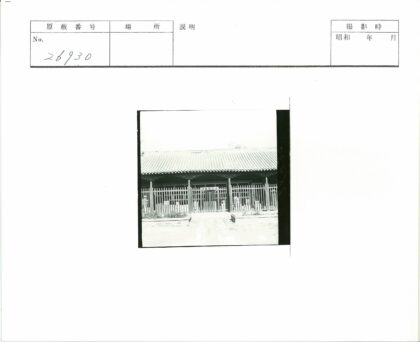 传统建筑瓦顶木柱围栏景观.jpg