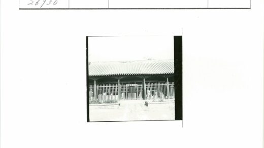 传统建筑瓦顶木柱围栏景观.jpg