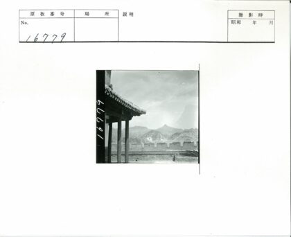 传统建筑瓦顶木柱山景.jpg