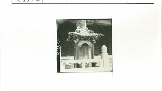 传统建筑瓦顶木梁石栏雕刻.jpg