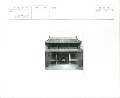 传统建筑瓦顶木窗与古炮石板路.jpg