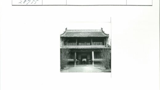 传统建筑瓦顶木窗与古炮石板路.jpg