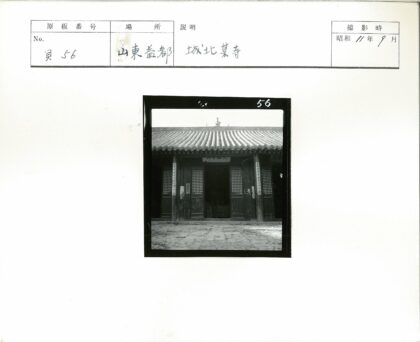 传统建筑瓦顶木门格子窗特写.jpg
