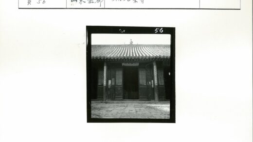 传统建筑瓦顶木门格子窗特写.jpg