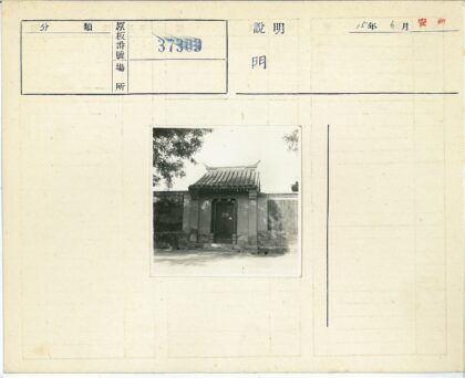 传统建筑瓦顶木门砖墙树木.jpg