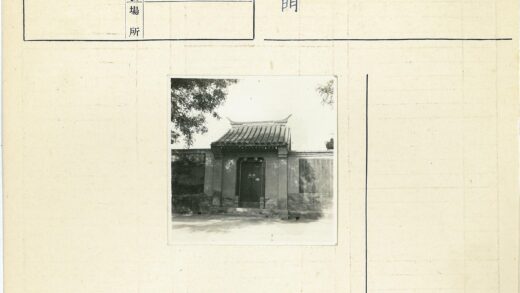 传统建筑瓦顶木门砖墙树木.jpg