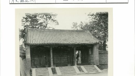 传统建筑瓦顶木门绿树环绕.jpg