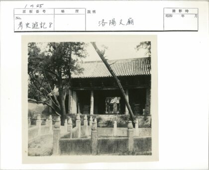 传统建筑瓦顶柱廊石栏景.jpg