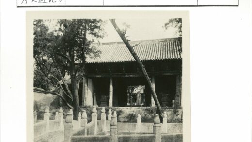 传统建筑瓦顶柱廊石栏景.jpg